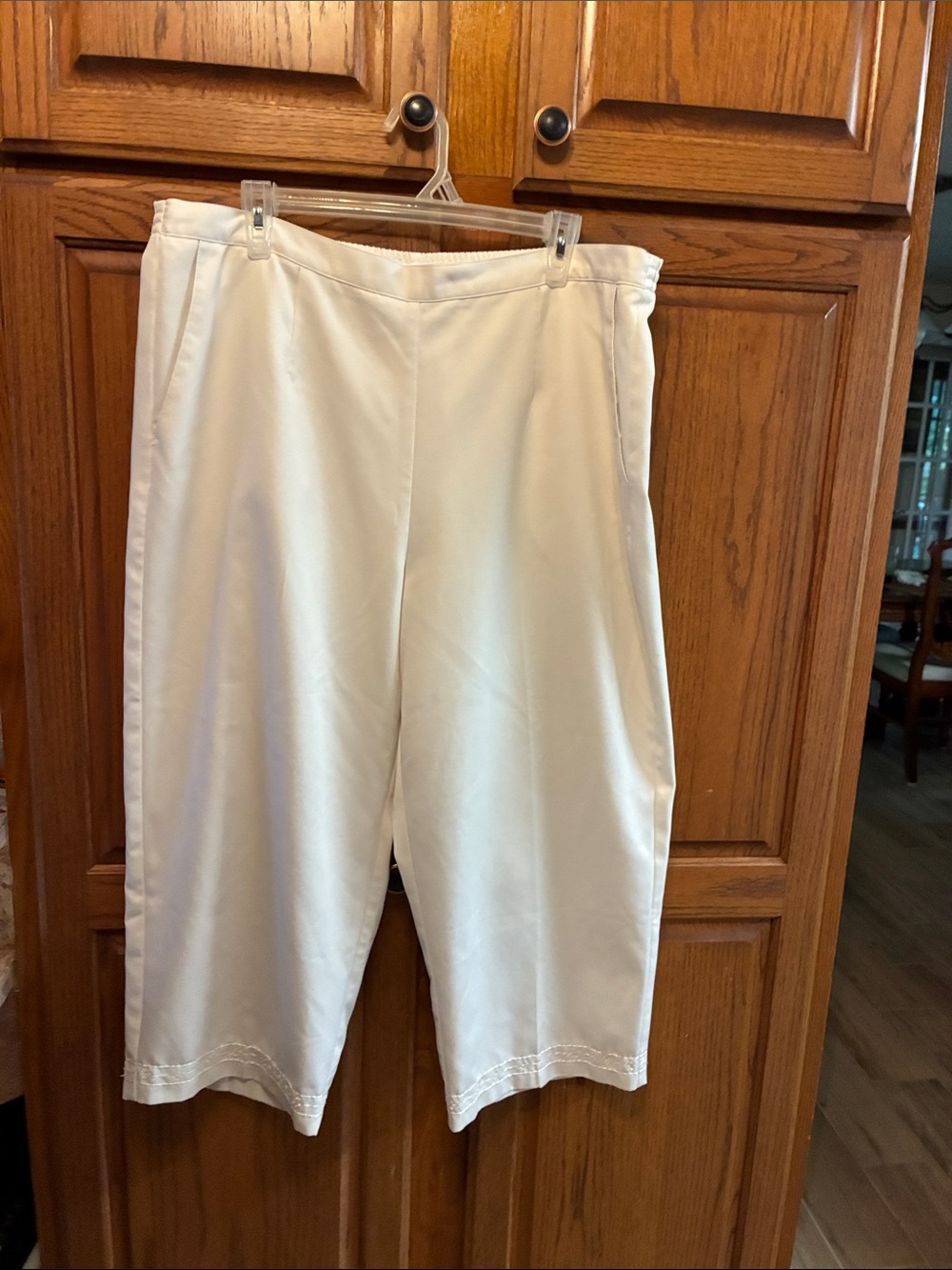 Alfred Dunner women’s White Capris size 16W